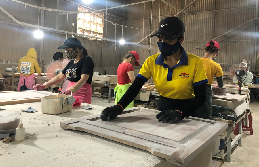 Nhờ được Công ty quan tâm, chăm lo, chị Phụng ngày càng yên tâm gắn bó với công việc, ảnh A.H