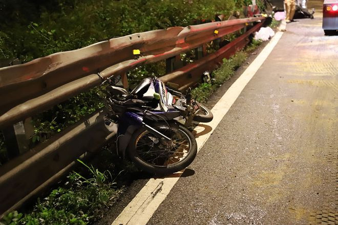 Chiếc xe máy của 2 nữ sinh viên gặp nạn bị tông biến dạng