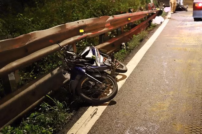 Chiếc xe máy của 2 nữ sinh viên gặp nạn bị tông biến dạng