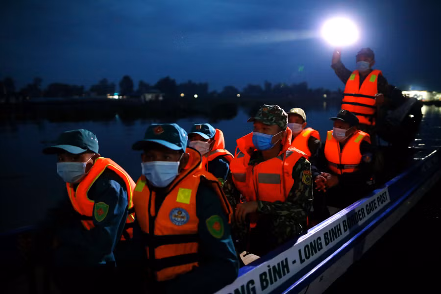 Lực lượng biên phòng tuần tra tuyến biên giới trên sông, nơi đây cách địa phận Campuchia bởi một con sông. ẢNH: NGỌC DƯƠNG