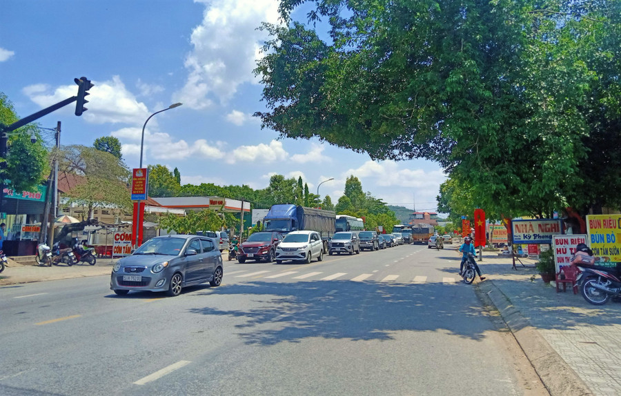 Quốc lộ 20 đoạn từ H.Tân Phú (Đồng Nai) đến đèo Chuối (thị trấn Mađaguôi, H.Đạ Huoai) giao thông đang bị ách tắc nghiêm trọng - Ảnh: Trùng Dương Quốc lộ 20 đoạn từ H.Tân Phú (Đồng Nai) đến đèo Chuối (thị trấn Mađaguôi, H.Đạ Huoai) giao thông đang bị ách tắc nghiêm trọng - Ảnh: Trùng Dương