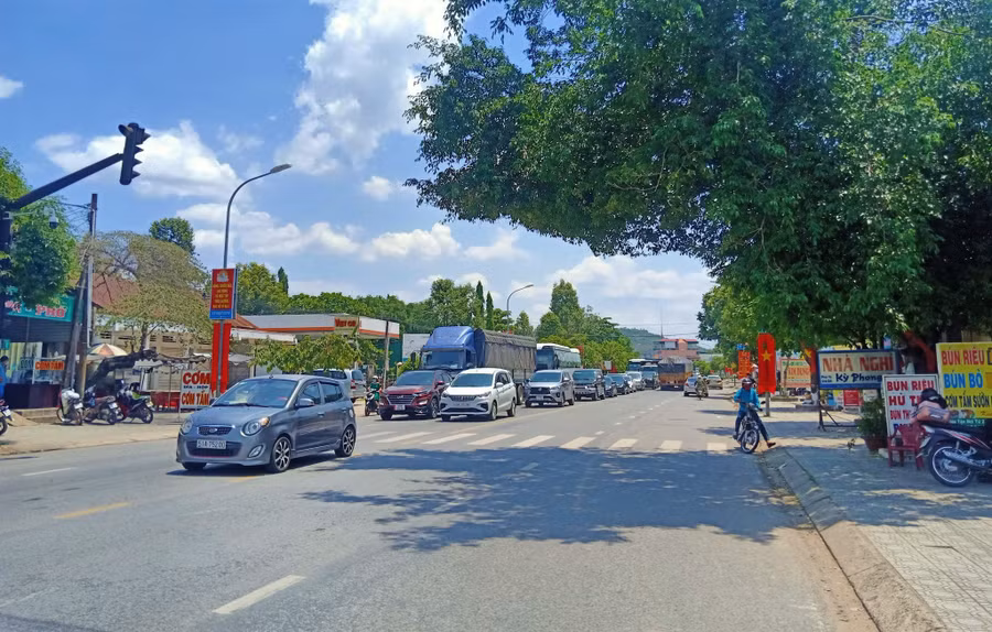 Quốc lộ 20 đoạn từ H.Tân Phú (Đồng Nai) đến đèo Chuối (thị trấn Mađaguôi, H.Đạ Huoai) giao thông đang bị ách tắc nghiêm trọng - Ảnh: Trùng Dương