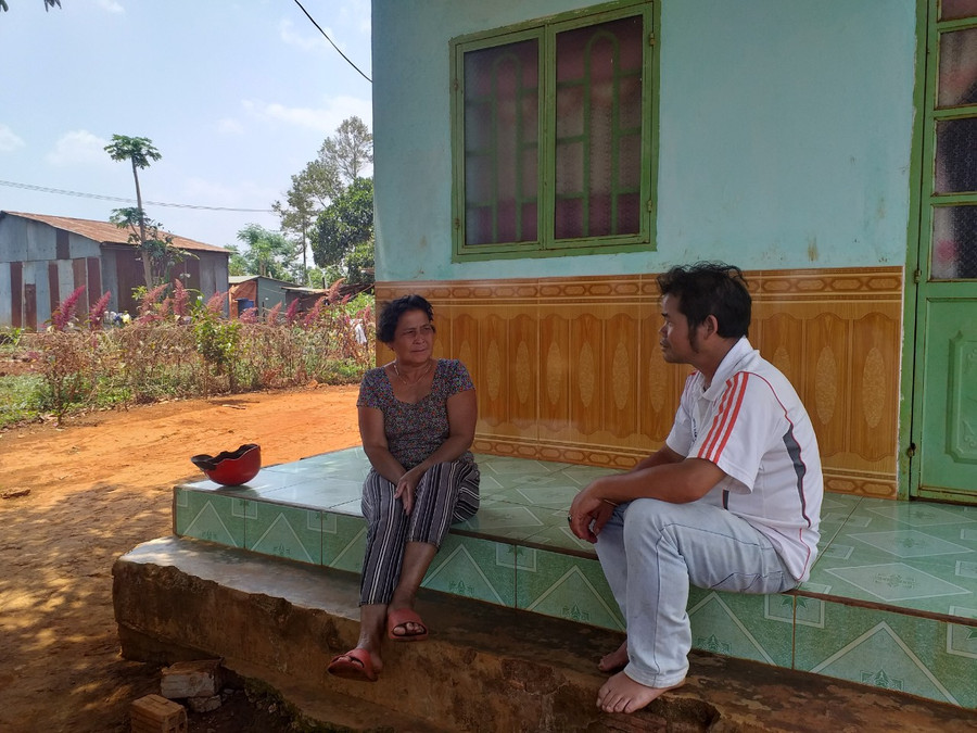 Bà Rơ Châm Byin mong muốn Công ty sớm bàn giao đất để bà sản xuất, cải thiện cuộc sống. Ảnh: Nhật Hào Bà Rơ Châm Byin mong muốn Công ty sớm bàn giao đất để bà sản xuất cải thiện cuộc sống. Ảnh: Nhật Hào