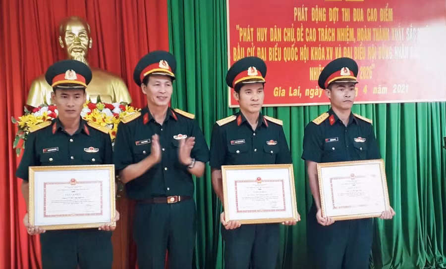 Phòng Hậu cần, Bộ Chỉ huy Quân sự tỉnh Gia Lai, khen thưởng những tập thể, cá nhân đạt thành tích xuất sắc trong đợt thi đua cao điểm “Lập công dâng Đảng”. Ảnh: Văn Hóa