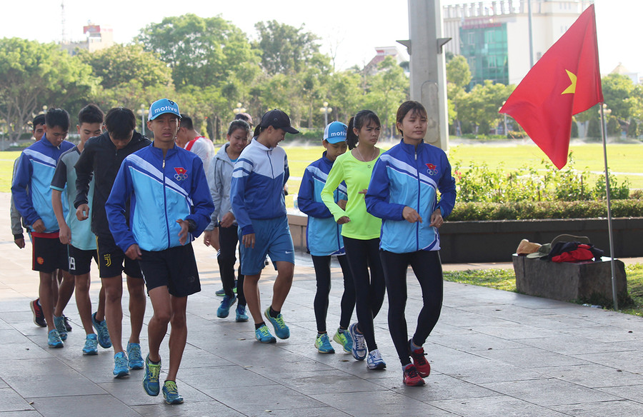 Đội tuyển Điền kinh Gia Lai tập luyện tại Quảng trường Đại Đoàn Kết. Ảnh: Thiên Di Đội tuyển Điền kinh Gia Lai tập luyện tại Quảng trường Đại Đoàn Kết. Ảnh: Thiên Di