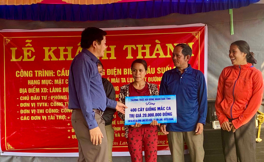 Nhà hảo tâm trao quà cho người dân làng Điện Biên. Ảnh: Ngọc Thu