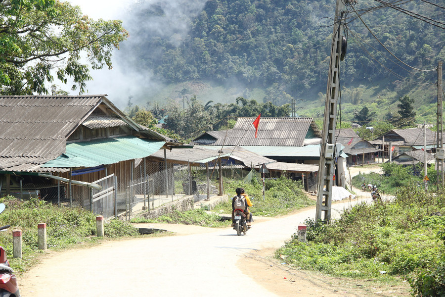 Một góc bản làng ở xã Mường Lống (H.Kỳ Sơn, Nghệ An) nơi có nhiều trẻ tảo hôn. ẢNH: KHÁNH HOAN