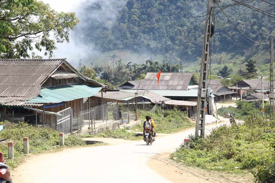 Một góc bản làng ở xã Mường Lống (H.Kỳ Sơn, Nghệ An) nơi có nhiều trẻ tảo hôn. ẢNH: KHÁNH HOAN