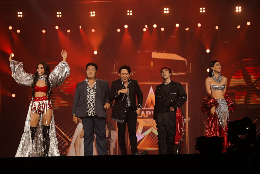 Minh Tú, Tiểu Vy hào hứng trước sự cổ vũ của hàng nghìn khán giả. ẢNH: NVCC