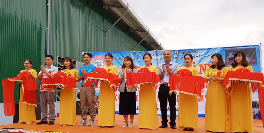 Lễ cắt băng khánh thành thành công trình trụ sở, sân phơi, nhà kho, xưởng sơ chế và chế biến. Ảnh: Vũ Thảo