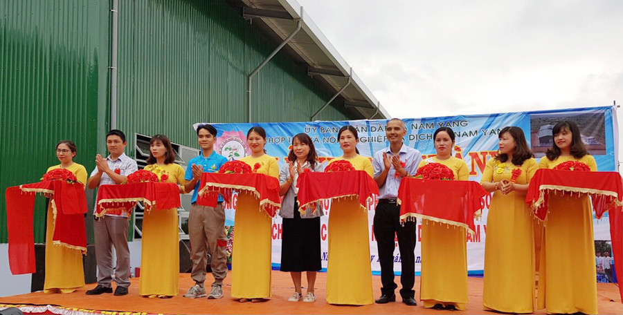 Lễ cắt băng khánh thành thành công trình trụ sở, sân phơi, nhà kho, xưởng sơ chế và chế biến. Ảnh: Vũ Thảo
