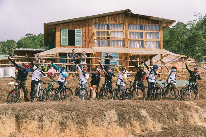 Ngôi nhà gỗ được Nhã xây dựng trên mảnh đất khô cằn vùng đồi núi