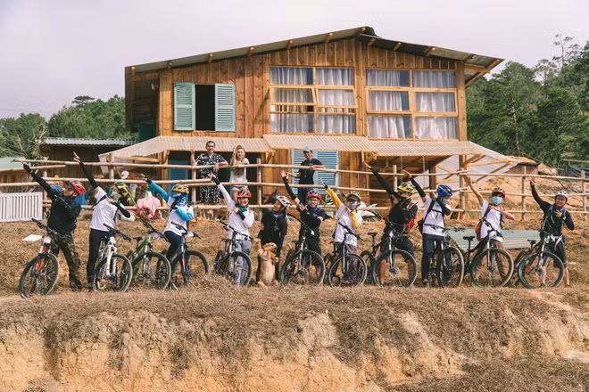 Ngôi nhà gỗ được Nhã xây dựng trên mảnh đất khô cằn vùng đồi núi