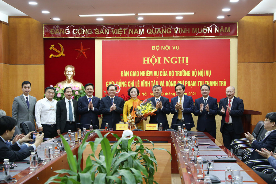 Lãnh đạo Bộ Nội vụ chúc mừng tân Bộ trưởng Phạm Thị Thanh Trà.  Lãnh đạo Bộ Nội vụ chúc mừng tân Bộ trưởng Phạm Thị Thanh Trà.