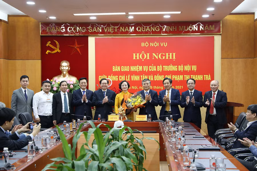  Lãnh đạo Bộ Nội vụ chúc mừng tân Bộ trưởng Phạm Thị Thanh Trà.