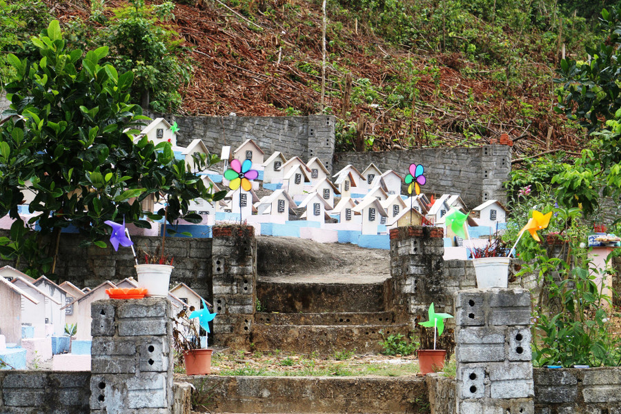 Anh Lộc trang trí nghĩa trang như một khu vườn dành cho trẻ thơ. ẢNH: HOÀNG SƠN