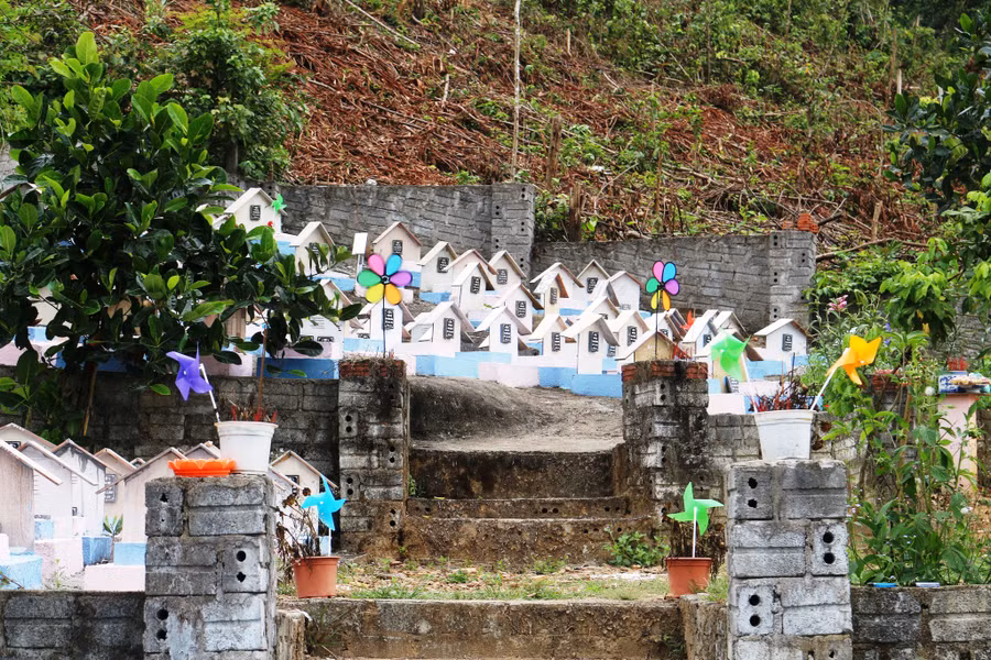 Anh Lộc trang trí nghĩa trang như một khu vườn dành cho trẻ thơ. ẢNH: HOÀNG SƠN