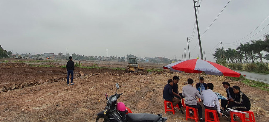 “Cò” đất công khai rao bán, tư vấn giao dịch đất tại dự án Tây Phù Vân, TP.Phủ Lý, Hà Nam dù chưa xong hạ tầng, chưa đủ pháp lý. ẢNH: LÊ QUÂN