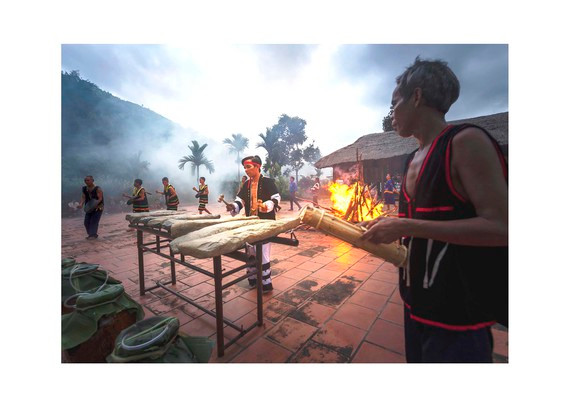 Một buổi biểu diễn đàn đá tại huyện Khánh Sơn