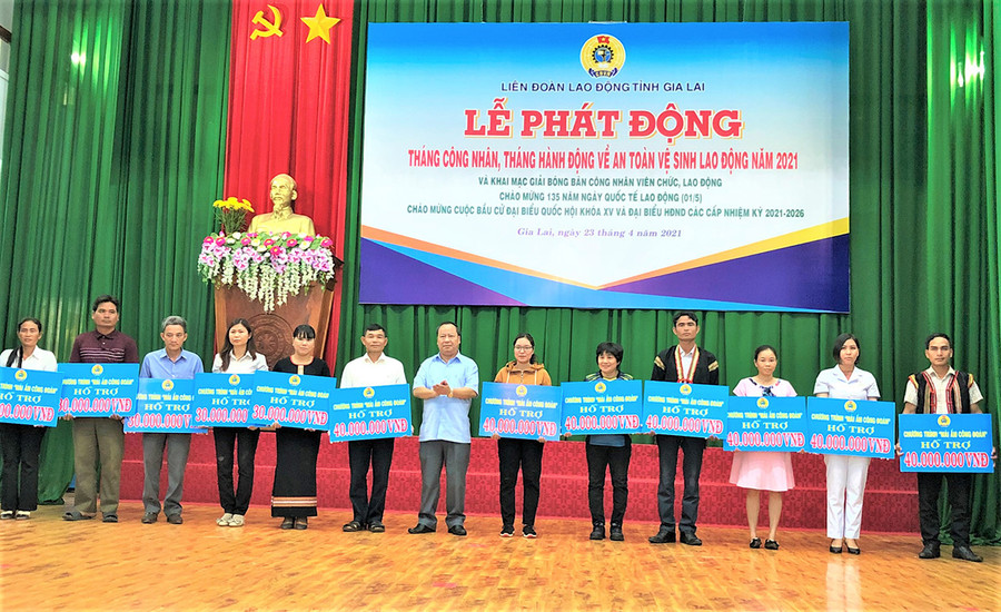 Đồng chí Châu Ngọc Tuấn-Phó Bí thư Thường trực Tỉnh ủy, Chủ tịch HĐND tỉnh trao biển tượng trưng kinh phí hỗ trợ xây dựng, sửa chữa "Mái ấm Công đoàn" cho các đoàn viên. Ảnh: Đinh Yến  Đồng chí Châu Ngọc Tuấn-Phó Bí thư Thường trực Tỉnh ủy, Chủ tịch HĐND tỉnh trao biển tượng trưng kinh phí hỗ trợ Mái ấm Công đoàn cho các đoàn viên. Ảnh: Đinh Yến