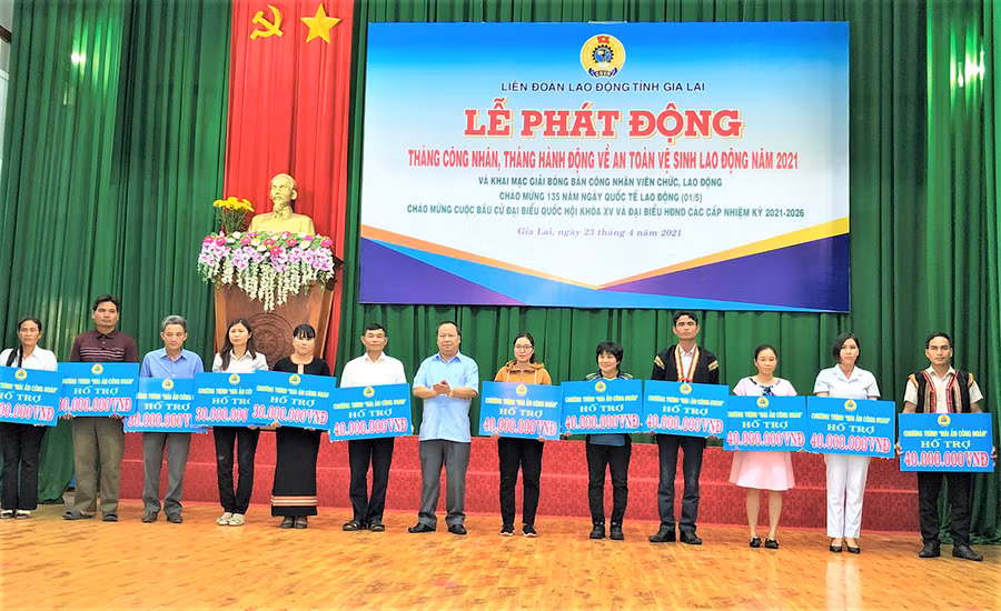  Đồng chí Châu Ngọc Tuấn-Phó Bí thư Thường trực Tỉnh ủy, Chủ tịch HĐND tỉnh trao biển tượng trưng kinh phí hỗ trợ Mái ấm Công đoàn cho các đoàn viên. Ảnh: Đinh Yến