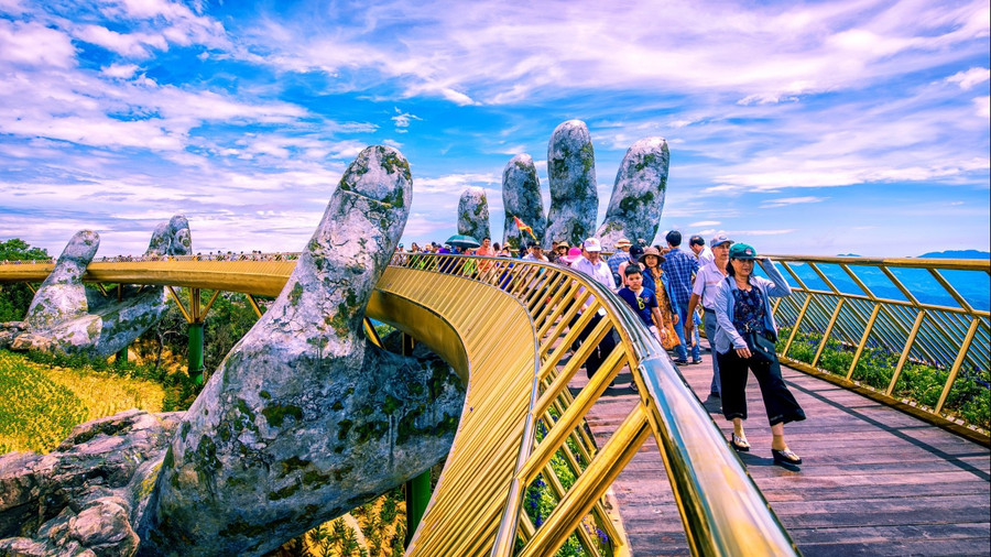 Hội An xinh đẹp trong mùa hoa giấy. ẢNH: HUY ĐẠT