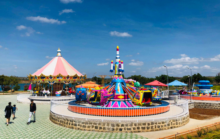 Cụm trò chơi liên hoàn tại Khu du lịch sinh thái Xuân Thủy thu hút du khách. Ảnh T.B