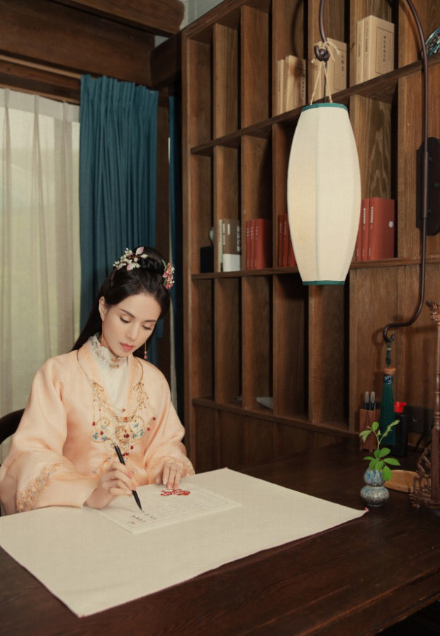 Sau quãng thời gian sống tĩnh lặng để vượt qua đổ vỡ, Lý Nhược Đồng hiện tại tạo dựng cho mình hình ảnh mới.