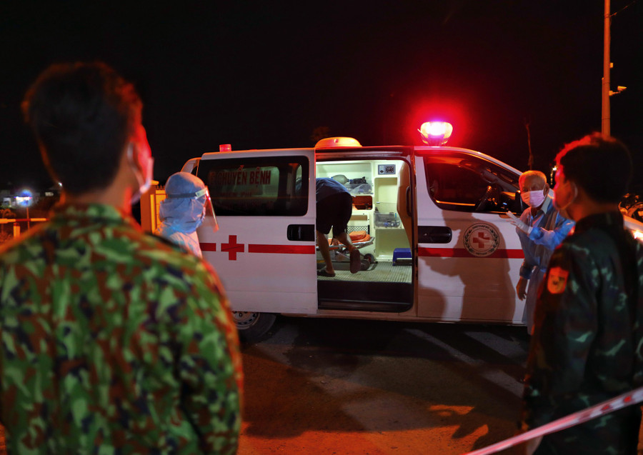 Tối 19.4, lực lượng biên phòng ở chốt số 23 phát hiện và bắt giữ một trường hợp nhập cảnh trái phép bằng cách bơi qua sông. Đối tượng này được xử lý và đưa về khu cách ly ngay sau đó. ẢNH: NGỌC DƯƠNG