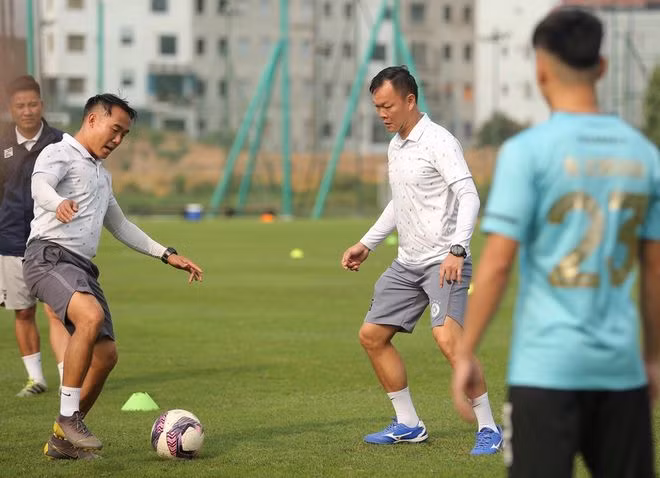 Dương Hồng Sơn chưa đủ năng lực gánh vác Hà Nội FC. ẢNH: NHÂN VĂN