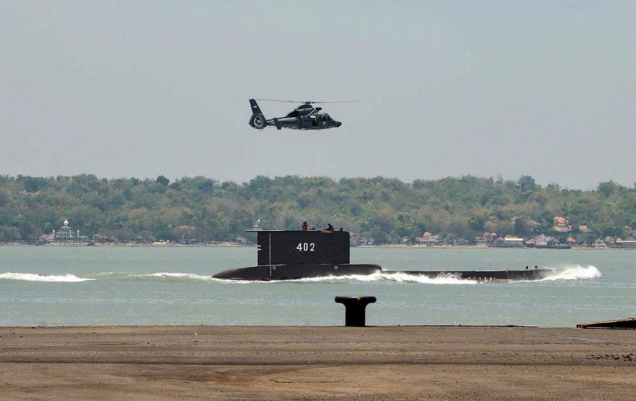  Tàu ngầm của Indonesia trong một lần rời cảng ở Surabaya - ẢNH: AFP