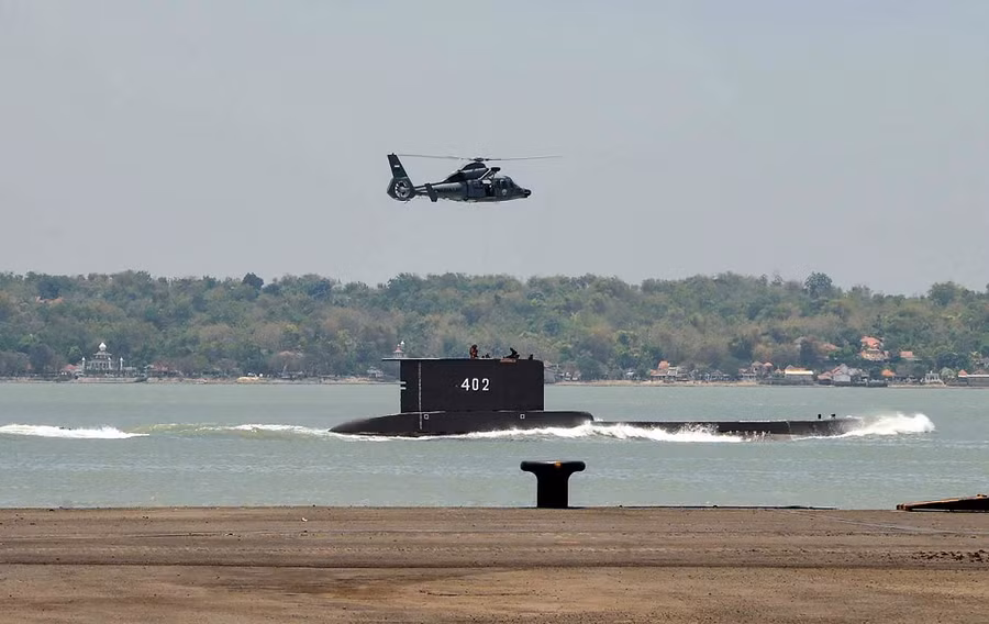  Tàu ngầm của Indonesia trong một lần rời cảng ở Surabaya - ẢNH: AFP