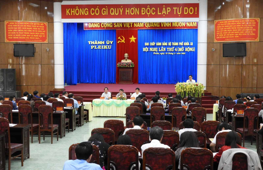 ẢNH: -Quang cảnh hội nghị lần thứ 4 Ban Chấp hành Đảng bộ TP.Pleiku (2617)