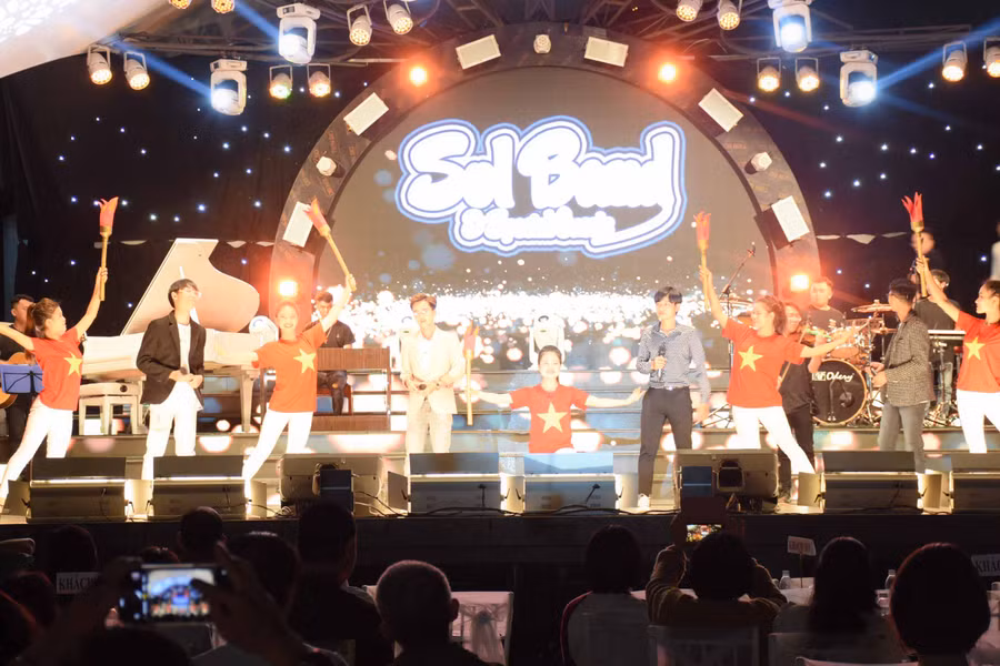 Đông đảo khán giả đến với đêm nhạc từ thiện Sol Band. Ảnh: Phương Duyên