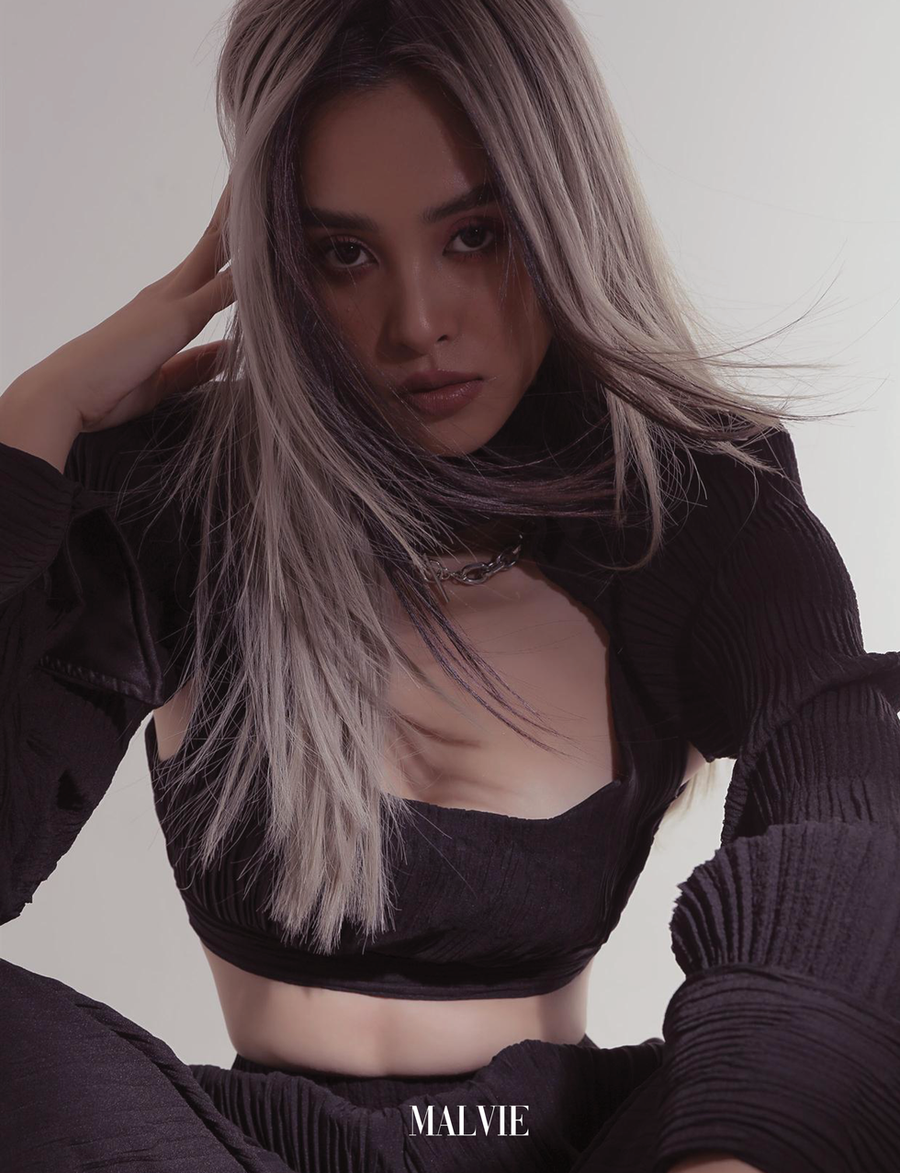 Mang định hướng Transformation - một cuộc đổi mới hình ảnh đầy táo bạo, với lối trang điểm đậm ấn tượng, hình ảnh mà chân dài gốc Hội An theo đuổi lần này là một phụ nữ xinh đẹp, độc lập và phóng khoáng. Kiểu tóc của người đẹp 21 tuổi trong bộ ảnh này cũng là một điểm nhấn thú vị ẢNH: NGUYỄN DU