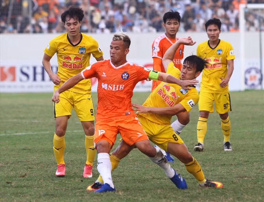 Hoàng Anh Gia Lai (áo vàng) thắng Đà Nẵng rất thuyết phục ở trận đấu tại V.League. Ảnh: Thanh Vũ.