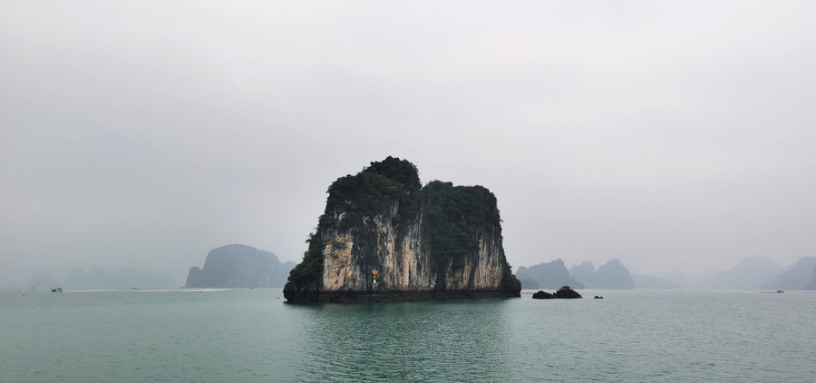 Những núi đá vôi trên vịnh Bái Tử Long. ẢNH N.H