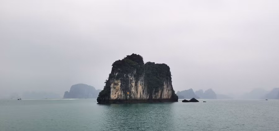 Những núi đá vôi trên vịnh Bái Tử Long. ẢNH N.H