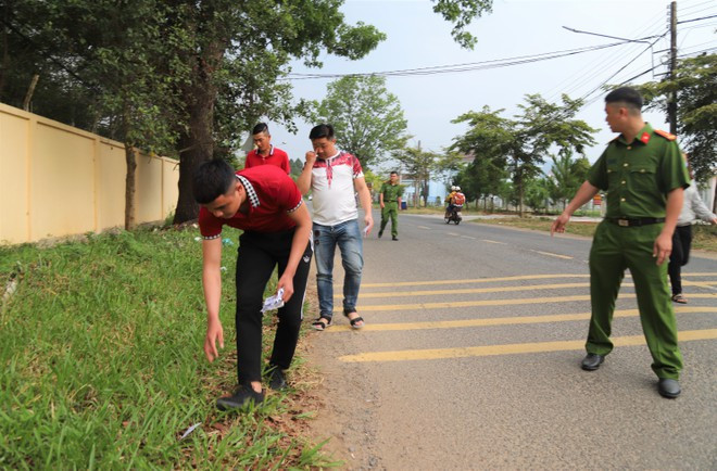 Công an buộc 3 người đi thu gom các tờ rơi cho vay mà cả 3 đã rải trên các tuyến đường