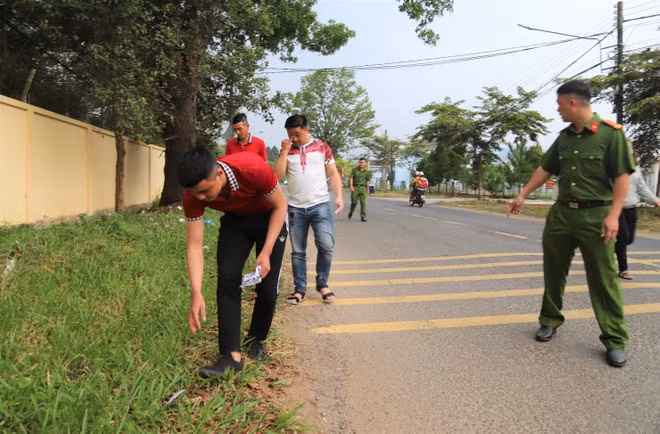 Công an buộc 3 người đi thu gom các tờ rơi cho vay mà cả 3 đã rải trên các tuyến đường