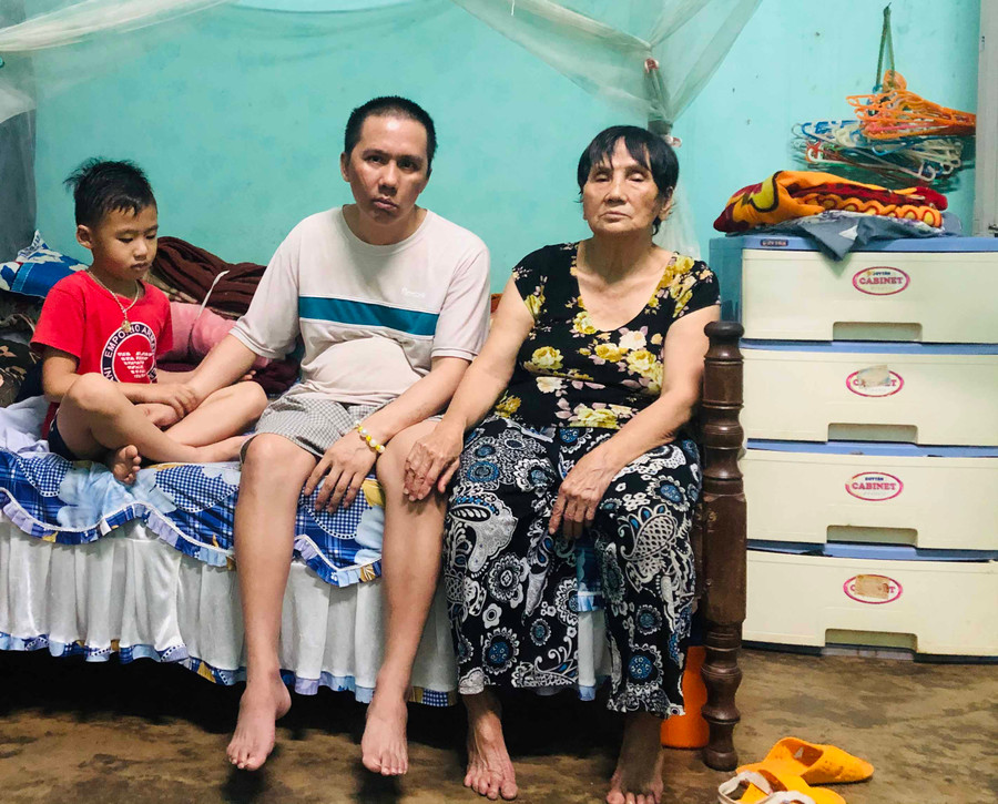 Gia đình bà Nguyễn Thị Hương đang gặp nhiều khó khăn, rất cần sự giúp đỡ. Ảnh: Thủy Bình