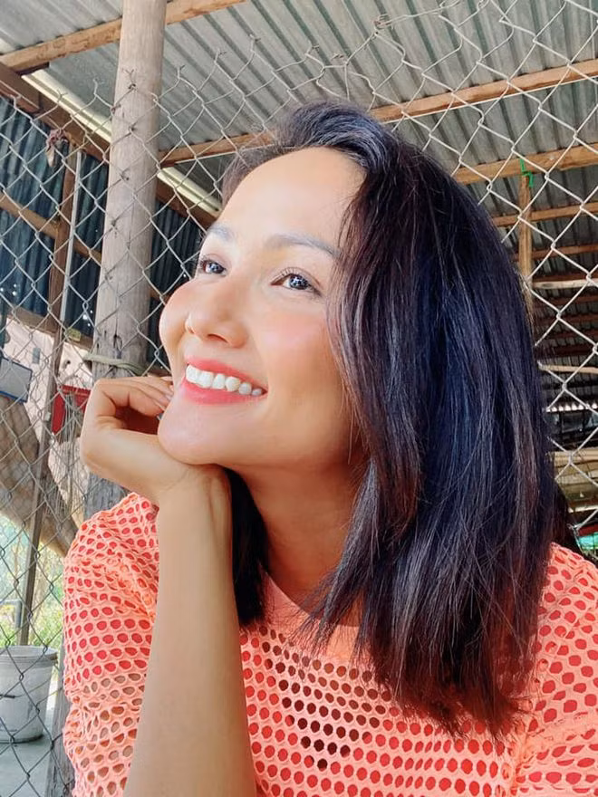 H'Hen Niê cho biết cô thường xuyên bị hiểu lầm bởi chiếc cằm khá nhọn của mình. ẢNH: FBNV