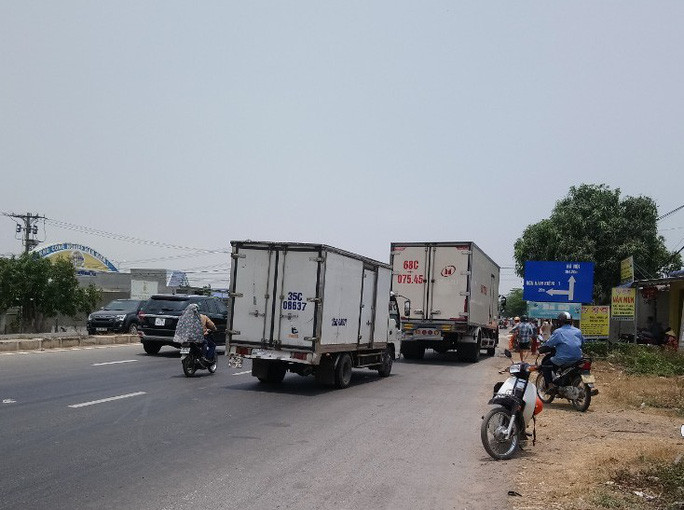 Hai chiếc xe tải tại hiện trường Hai chiếc xe tải tại hiện trường