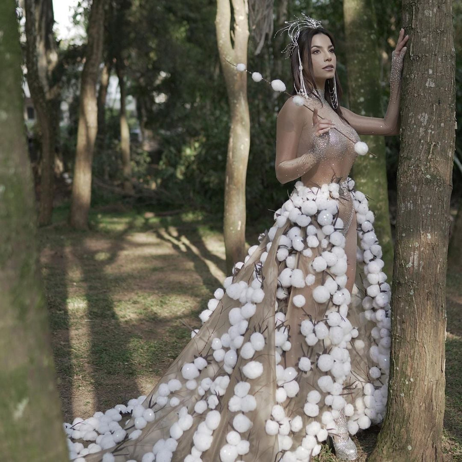 Julia Gama, đại diện đến từ Brazil lựa chọn thiết kế lấy cảm hứng từ ngành sản xuất bông để mang đến sân chơi Miss Universe. Trước đó, người đẹp 27 tuổi từng vào Top 11 Hoa hậu Thế giới 2014. ẢNH: MISSOSOLOGY