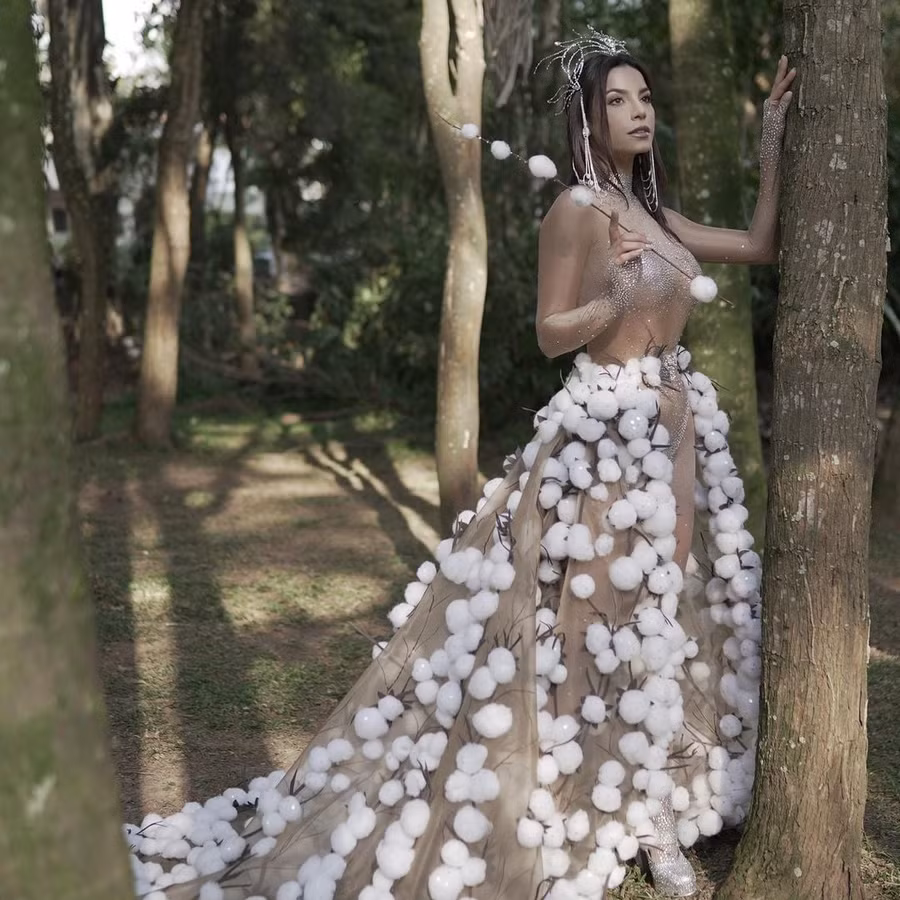 Julia Gama, đại diện đến từ Brazil lựa chọn thiết kế lấy cảm hứng từ ngành sản xuất bông để mang đến sân chơi Miss Universe. Trước đó, người đẹp 27 tuổi từng vào Top 11 Hoa hậu Thế giới 2014. ẢNH: MISSOSOLOGY