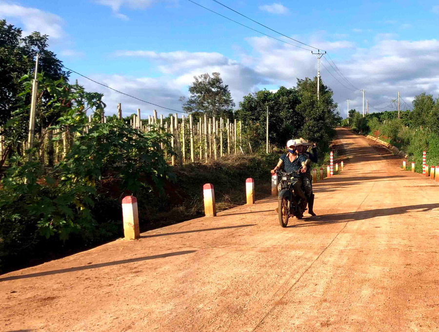 Trên một số tuyến đường nông thôn trong tỉnh, tình trạng người dân vi phạm Luật Giao thông Đường bộ vẫn còn xảy ra. Ảnh: Lê Hòa