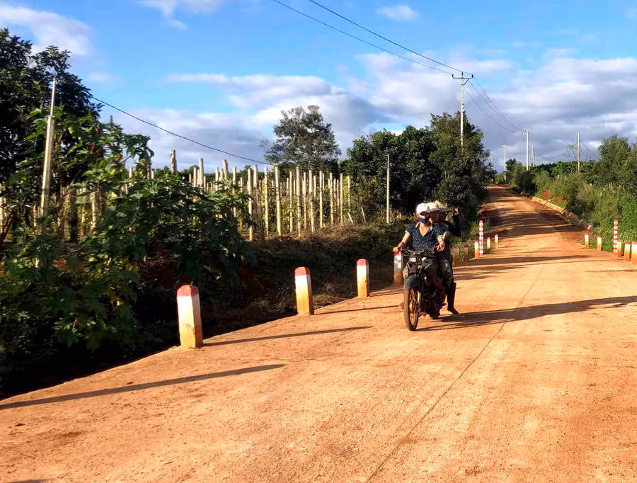 Trên một số tuyến đường nông thôn trong tỉnh, tình trạng người dân vi phạm Luật Giao thông Đường bộ vẫn còn xảy ra. Ảnh: Lê Hòa