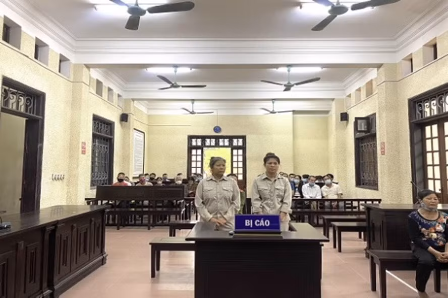 Hai bị cáo lĩnh tổng 16 năm tù tội "Mua bán người". Ảnh Tòa án nhân dân tỉnh Hải Dương Hai bị cáo lĩnh tổng 16 năm tù tội