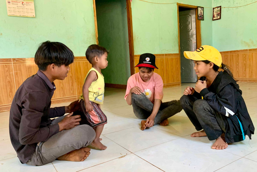 13-4-2021 Ngoài tuyên truyền về vấn nạn tự tử, anh Ayâng- thôn trưởng làng Đak Lah- Tơ Drah (ngoài cùng bên trái) còn tuyên truyền người dân trong làng không tắm sông, hồ, đề phòng tai nạn thương tích. Ảnh Như Nguyện