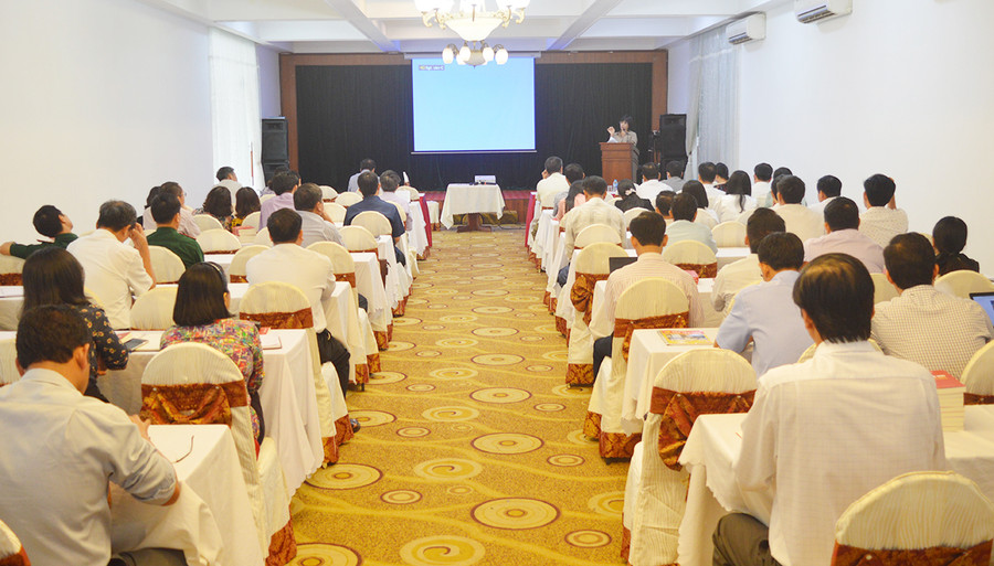 Quang cảnh hội nghị. Ảnh: Anh Huy Phó Chủ tịch UBND tỉnh Nguyễn Thị Thanh Lịch đang thông tin về công tác phòng-chống dịch trên địa bàn. Ảnh: Anh Huy